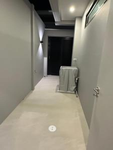 Ko SamuiCH Villa Sand Stone的走廊上设有桌子和黑色的门