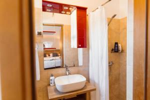 un bagno con un lavandino bianco e una doccia di Guest House Babilon a Prijedor Altre 92 foto