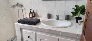 Koupelna v ubytování Maison Cécilia vue sur les saintes + 19 fotografií