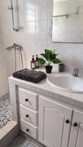 Koupelna v ubytování Maison Cécilia vue sur les saintes