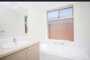 Et badeværelse på Bertram Family Retreat + 23 billeder