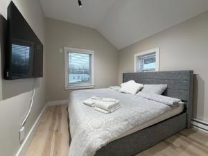 Giường trong phòng chung tại Rutland-Killington Mountain Midway: Refreshed 2BR Flat with High-End Kitchen and Spa Shower