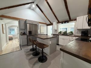 Nhà bếp/bếp nhỏ tại Rutland-Killington Mountain Midway: Refreshed 2BR Flat with High-End Kitchen and Spa Shower +16 ảnh