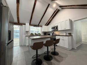 Nhà bếp/bếp nhỏ tại Rutland-Killington Mountain Midway: Refreshed 2BR Flat with High-End Kitchen and Spa Shower