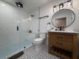 Phòng tắm tại Rutland-Killington Mountain Midway: Refreshed 2BR Flat with High-End Kitchen and Spa Shower