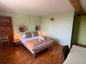 Postel nebo postele na pokoji v ubytování GITE DU ROY D'AMONT Plaine de l'Ain, repas sur réservation