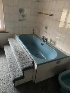 Et badeværelse på Mickys Bed and Breakfast