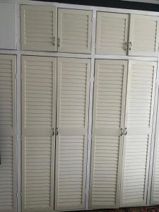 een set witte kasten in een kamer bij Mickys Bed and Breakfast in Ramsgate