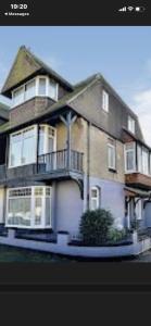 een groot huis met een balkon aan de zijkant bij Mickys Bed and Breakfast in Ramsgate