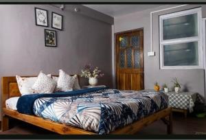 a bedroom with a bed with pillows and a window at Aashray kunj homestay in Jāmb