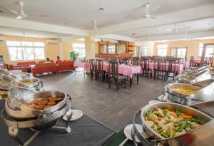 een restaurant met diverse gerechten die tentoongesteld staan bij Center Park Resort Pvt.Ltd in Jhawāni