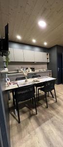 Kuchyň nebo kuchyňský kout v ubytování Houseboat Camargue - Lorenzo