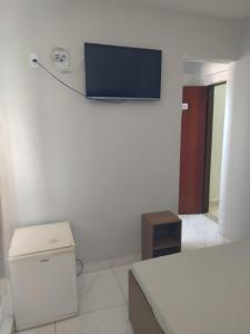 una stanza con un letto e una TV a parete di Hotel Gold - samambaia sul a Brasilia