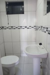 un bagno bianco con un water e un lavandino di Hotel Gold - samambaia sul a Brasilia