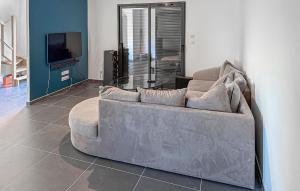 un salon avec un canapé et une table en verre dans l'établissement Maison Campagne Normandie, à Ry