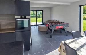 une cuisine avec un salon avec une table de billard dans l'établissement Maison Campagne Normandie, à Ry