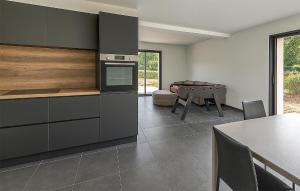 une cuisine avec une table et une salle à manger dans l'établissement Maison Campagne Normandie, à Ry