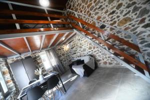 Camera mansardata con parete in pietra. di Markos House a Calimno (Kalymnos)