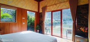 En eller flere senge i et værelse på Hang Mua Eco Garden