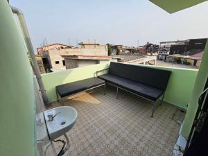 a balcony with a bench and a sink on a building at appartement avec balcon à Port Bouet cité SiPiM aéroport in Abidjan