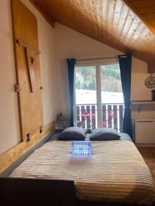 a bedroom with a large bed with a sign on it at Studio Belle Neige in Bernex
