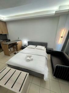 una camera con letto, panca e pianoforte di Central apartment 6 a Larisa