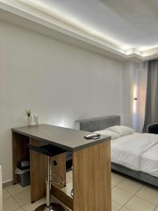 una camera da letto con una scrivania con un letto e un letto gmaxwell gmaxwell gmaxwell di Central apartment 6 a Larisa