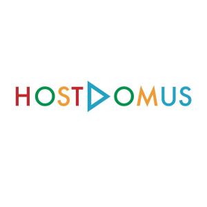 een bord met de tekst host commus en host pijlen bij Hostdomus-Mountain Nest in Sauze d'Oulx