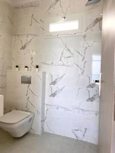 Koupelna v ubytování Lcume Blanche - apartment with feet in the water