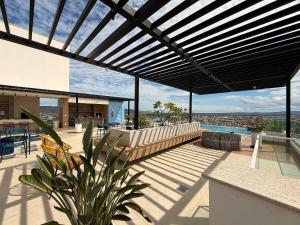 una casa con patio e vista sulla piscina di City House Exclusive - By Caracol Urbano a Barreiras