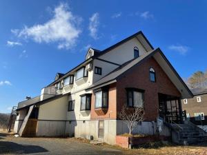 una grande casa con un mattone rosso di ペンション歩野慕野-honobono a Kitashiobara