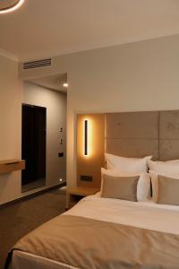 Giường trong phòng chung tại BM Avenue Hotel