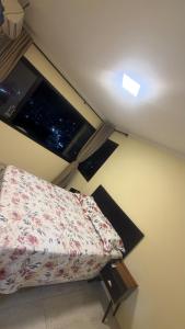 une chambre avec un lit et une fenêtre dans une pièce dans l'établissement Apto torres, à Torres 5 autres photos