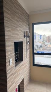 Cette chambre dispose d'une cheminée et d'une fenêtre. dans l'établissement Apto torres, à Torres