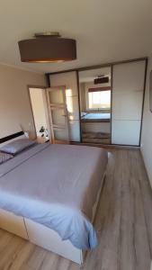 un grande letto bianco in una stanza con specchi di Three-room apartment a Venta