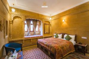 a bedroom with a bed and a window at Hotel Rugh Niwas in Jaisalmer