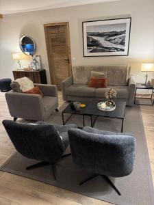 een woonkamer met twee banken en een tafel bij Spacious ski-in ski-out renovated apartment 4-6 pax, 161 Sources de Marie Arc 1950 in Arc 1950