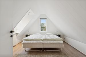 En eller flere senge i et værelse på Feriehus 4002