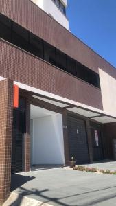 une grande porte blanche sur le côté d'un bâtiment en briques dans l'établissement Apto torres, à Torres