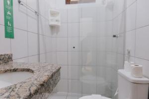 een badkamer met douche, wastafel en toilet bij Che Lagarto Hostel Itacaré in Itacaré +21 foto's