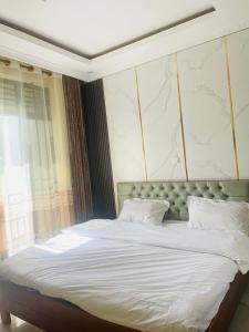 Postel nebo postele na pokoji v ubytování KIGALi FANTASTIC STAY