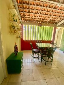 een eetkamer met een tafel en stoelen en een kerstboom bij Casa Meu Aconchego in Fortaleza