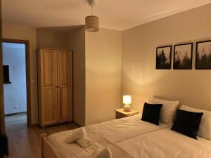 Giường trong phòng chung tại Apartament Górska Przystań