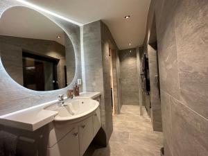 ein Badezimmer mit Waschbecken und Spiegel in der Unterkunft Tiny House IBEX in Saas-Fee