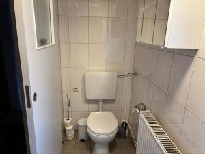 een kleine badkamer met een wit toilet. bij Ferienwohnung Marienhof OG in Seelbach +21 foto's