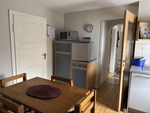 een kleine keuken met een tafel en een magnetron bij Ferienwohnung Marienhof OG in Seelbach