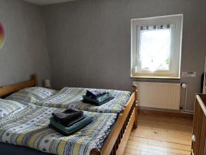 een slaapkamer met twee bedden en een raam bij Ferienwohnung Marienhof OG in Seelbach