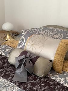 En eller flere senge i et værelse på Le Boudoir du Palais Climatisé & Luxueux + 4 billeder