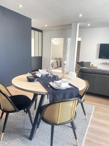 Et tv og/eller underholdning på Le Boudoir du Palais Climatisé & Luxueux