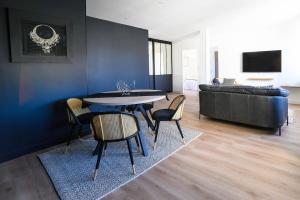 Et tv og/eller underholdning på Le Boudoir du Palais Climatisé & Luxueux